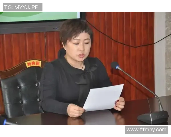 暗色头像下的足球明星女孩展现不一样的青春风采与梦想追逐